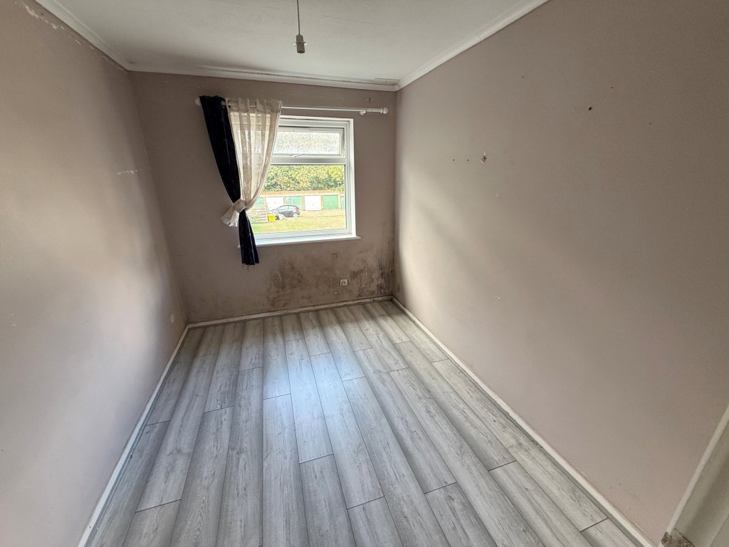 Lot: 31 - FIRST FLOOR FLAT FOR IMPROVEMENT - Bedroom with window to rear aspect